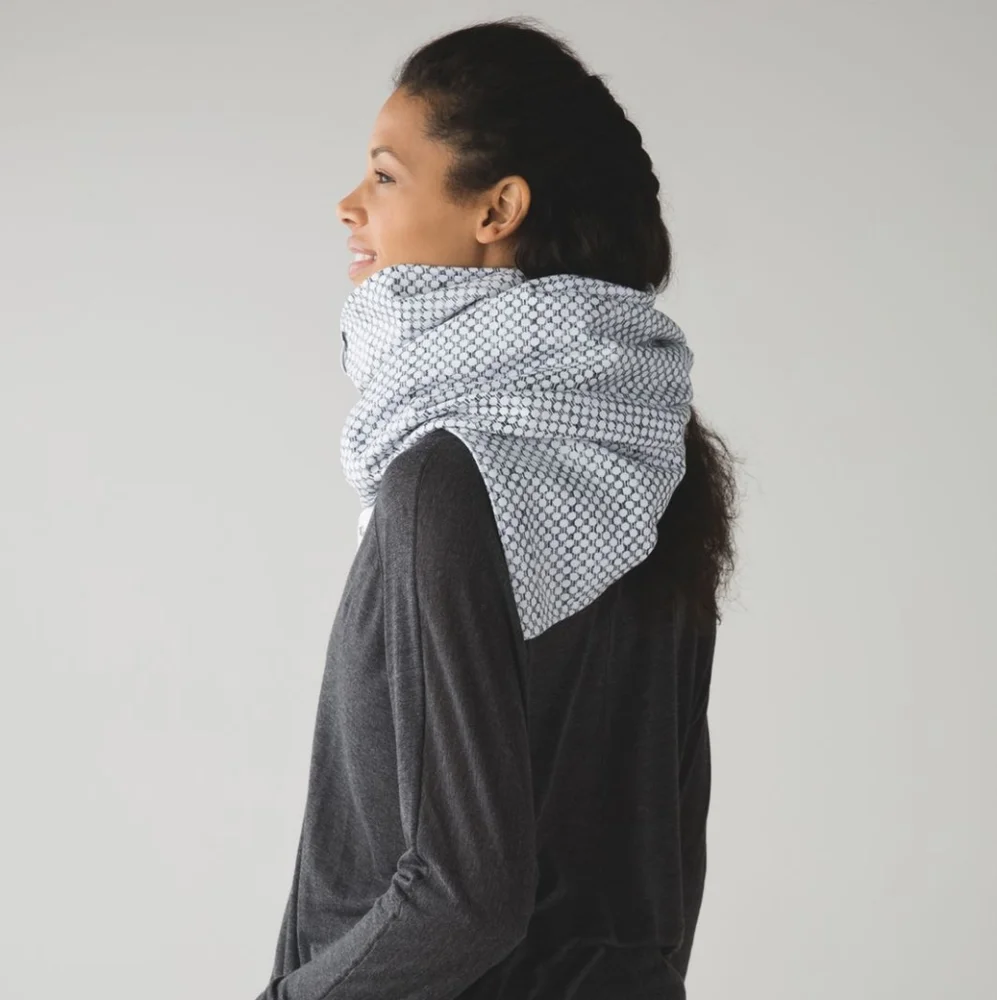 Lululemon Vinyasa Scarf *Fleece Dottie Eyelet White Black / White